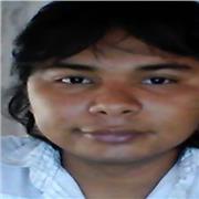 Profesor de apoyo escolar para jóvenes que le encanta el estudio